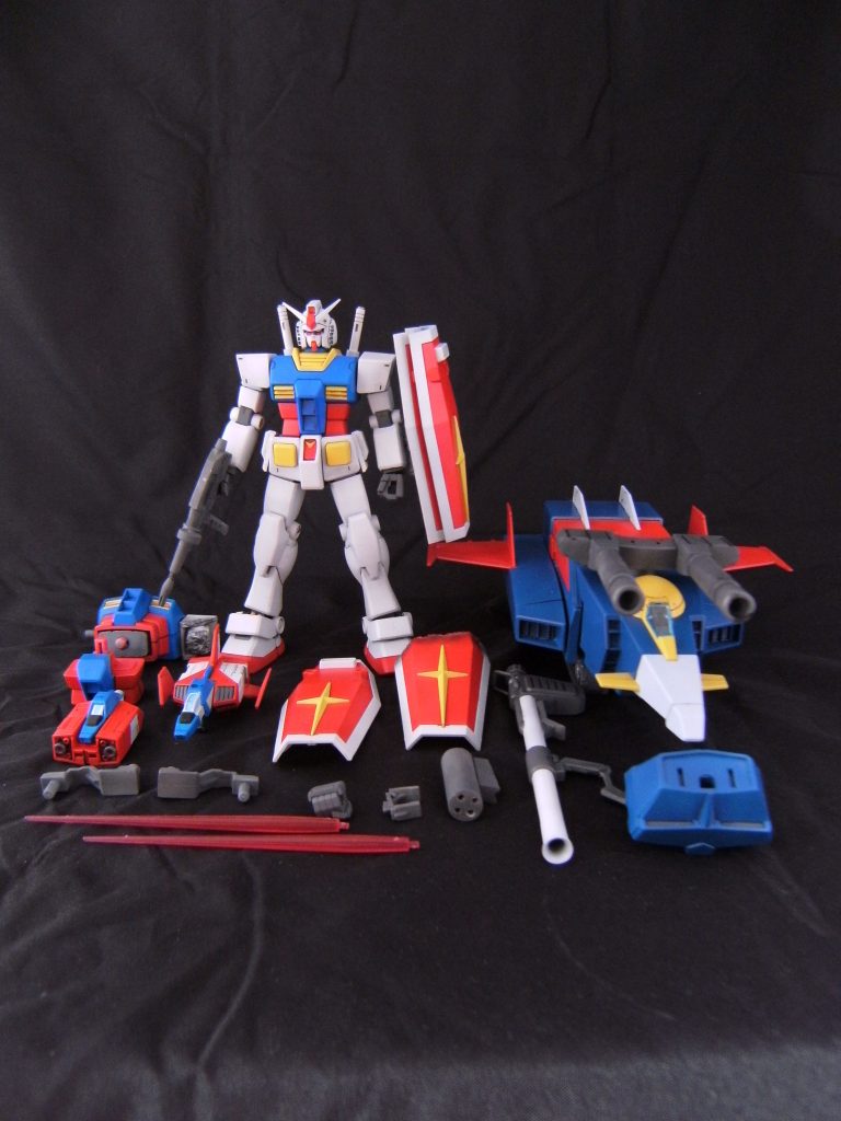 本作の全容です。
Gファィターセットの付属品に加え、グフに切断されたシールド、ラストシューティング用の胴体、Gファイター登場後の2枚重ねシールド、スーパーナパームを用意しました。