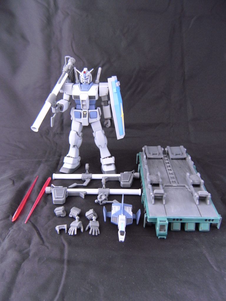 本作の全容です。
スコープ付きのバズーカをどこかで見た気がしたのでそれを2丁、両手持ちが出来る様にキットの左手を持ち手に改造した物を用意しました。
トレーラーは、ネットで色々参考にして加工、それに伴い立ち上がる時用のハンドパーツを用意しました。
ビームライフルはガンダムとシェア。