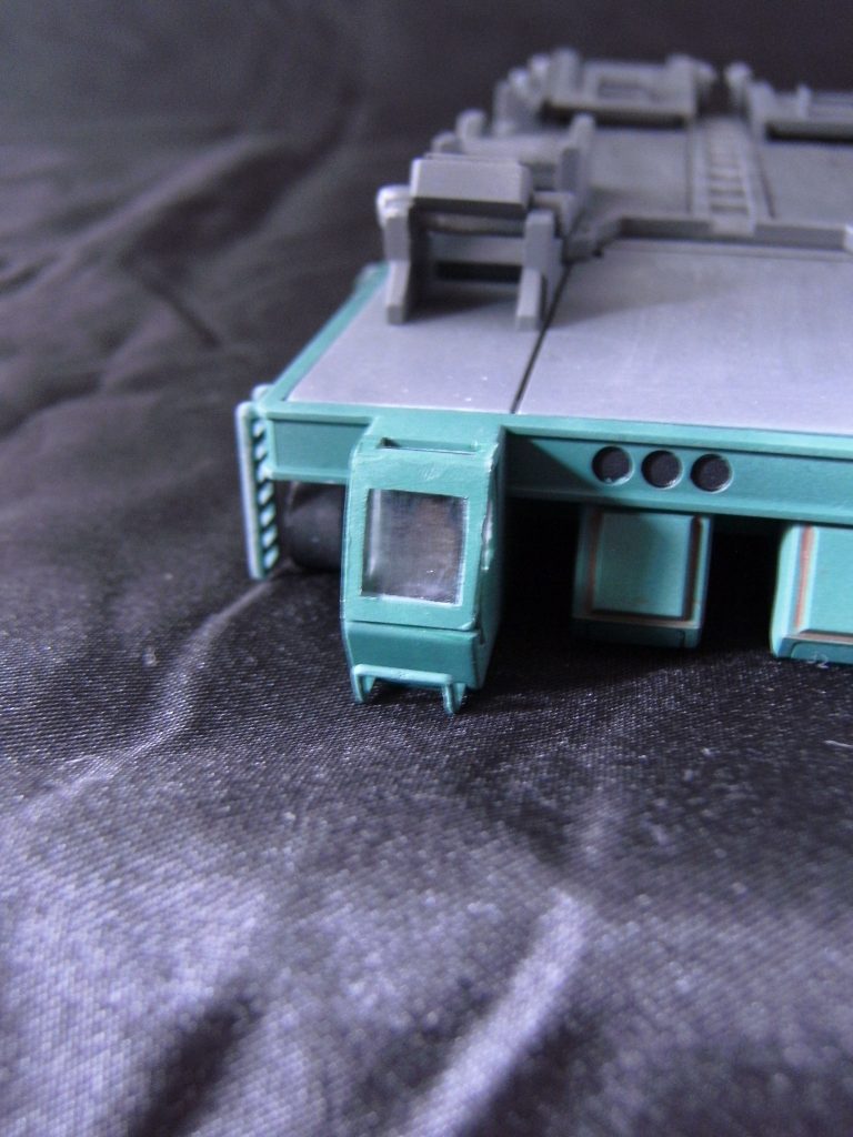 運転席は透明プラ版使用してクリアー化しました。
それに伴い、シートも製作。