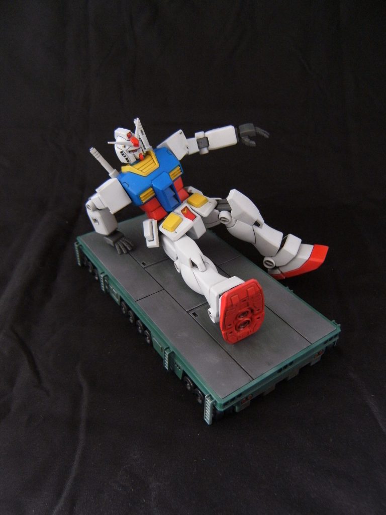 上面のデッキはネオジム磁石により取り外しが可能。
また、用意したハンドパーツで上体を起こすシーンを再現出来ます。