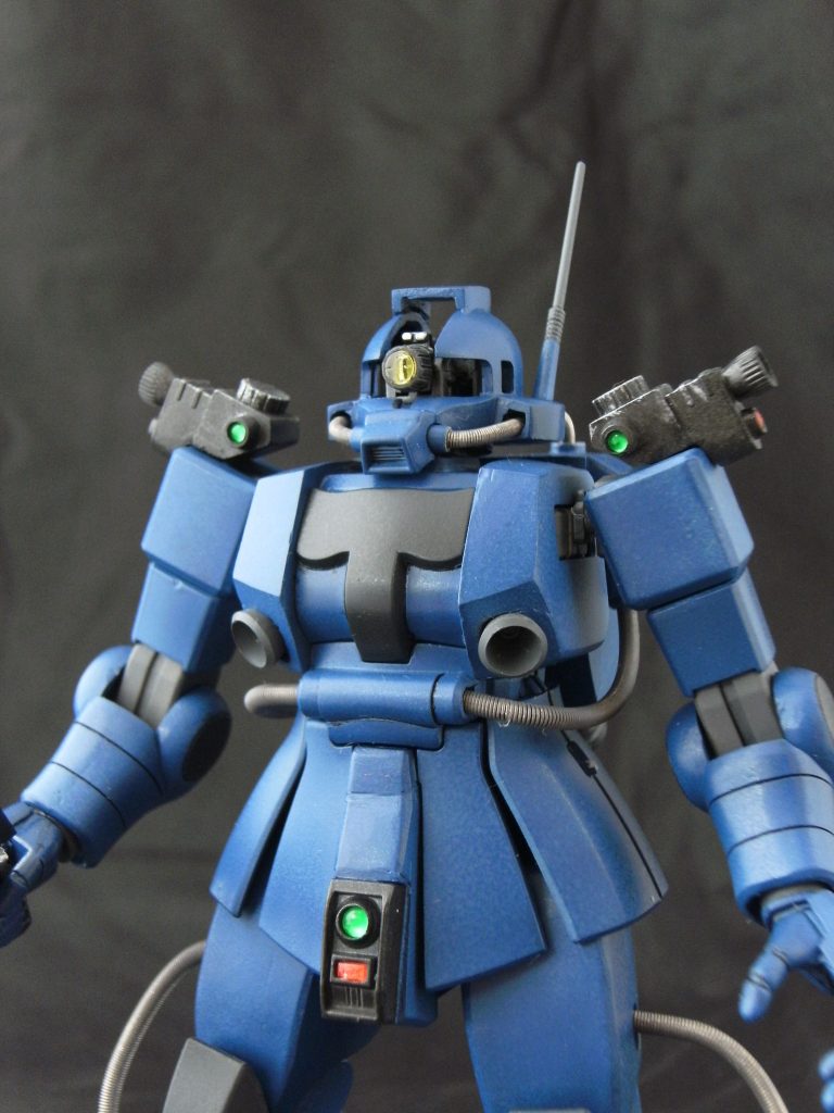 バストアップ。
頭部の内部メカニックはザクⅠスナイパータイプの物を使用し、可動はパーツの遊び部分のみです。