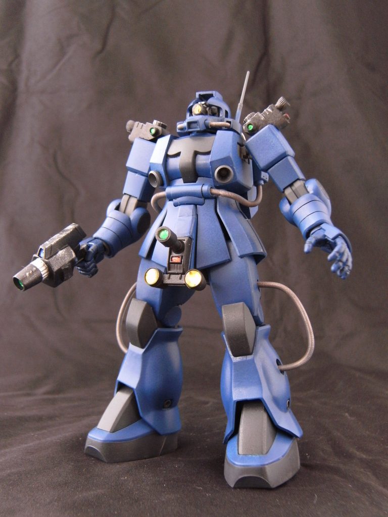 腰部部分のセンサー部分に望遠レンズとか付いたら面白そうだよね(笑)
…という冗談話から実現した拡張パーツ「望遠カメラとセンサーライト」を取り付けた状態。
取り付けはネオジム磁石で取り外し出来ます。