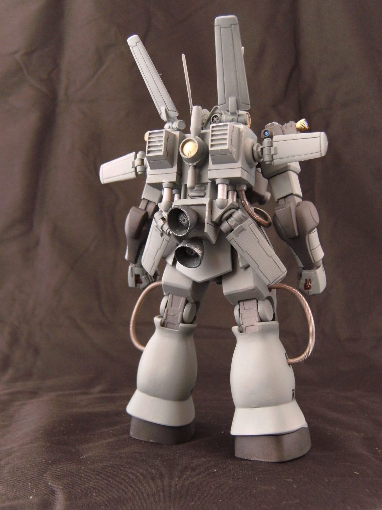 リアビュー。
バーニアは基部にボールジョイントを用いていますので動かせます。
6枚のレーダー板(?)は独立可動します。