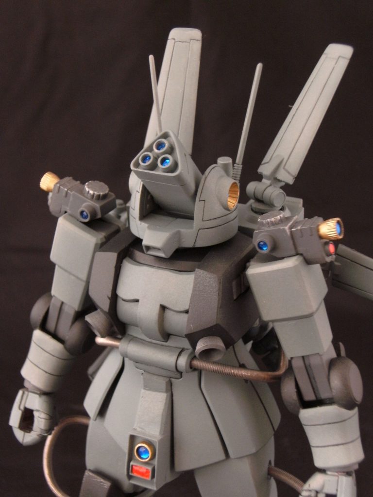 頭部カメラの基部にはネオジム磁石を用いているので、角度を付けても維持出来るようにしてます。
また、夏目雅人さんのガンダム漫画に登場するフリッパーが好きで、口を再現しました。