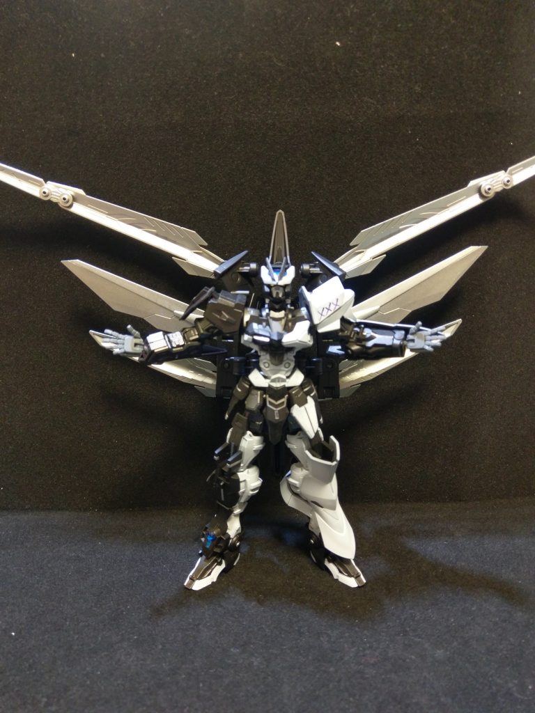 左手は余剰パーツで手を生やしました(^-^)赤いパーツは分かりにくいですがガンメタに塗装してます!所々に青いガラスビーズを入れます。黒いパーツにはシールの余白部分を切り取り貼ってます!