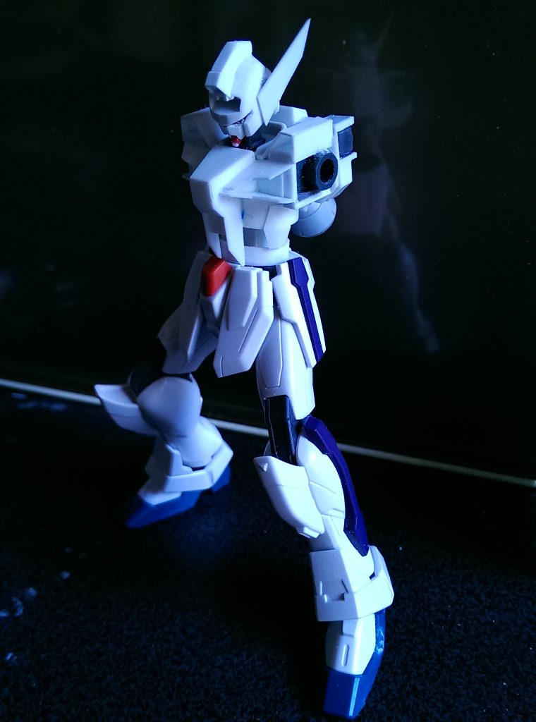 頭部は一番癖がないHGCE ストライクを使用。
胴部はプラ板でスクラッチ、メガソニック砲形態は差し換え無しで再現する為に引き出し式+ボールジョイントの二重関節を胸部と腰部の繋ぎにし、腰部と下半身の繋ぎはキットそのままのボールジョイント接続にしました。