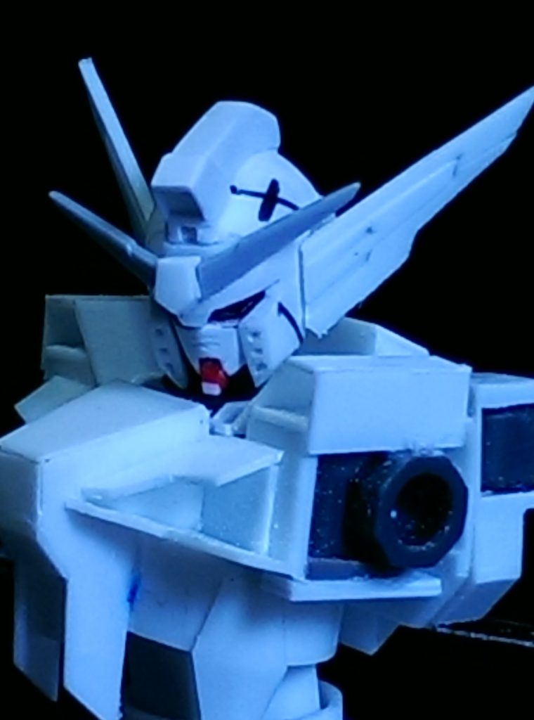 頭部はプラ板を切り貼りしてサクサクと再現。
ストライクには無い頬ダクトもプラ板の細切りを貼り合わして作るという簡単再現です。