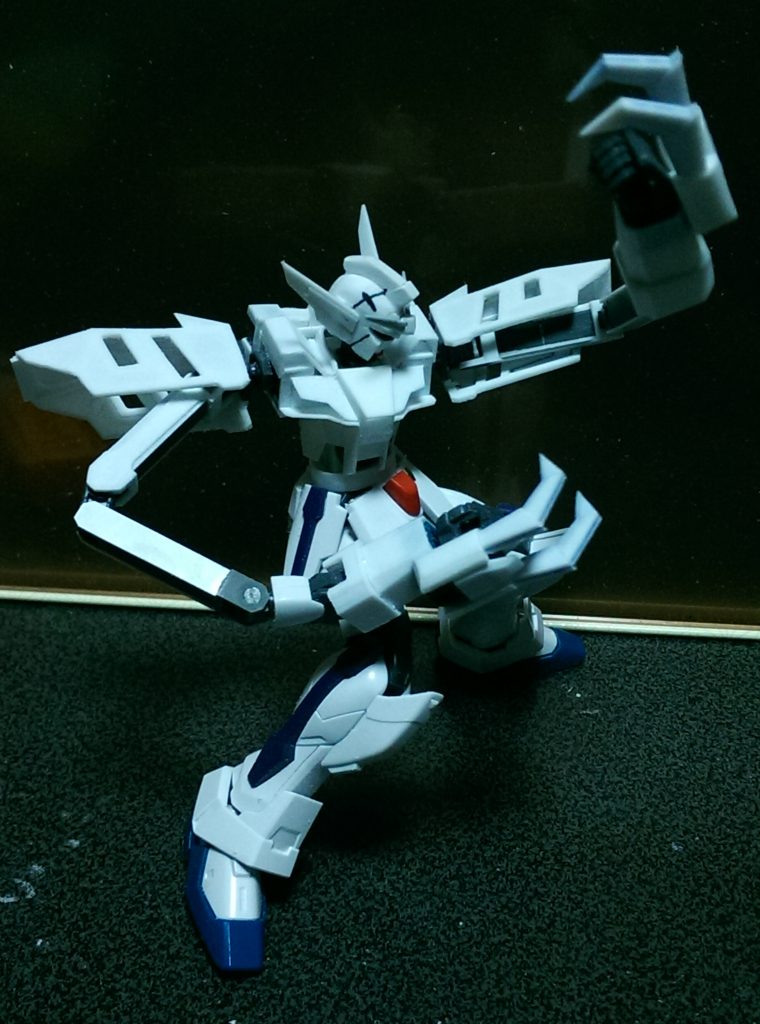 腕部はスカルウェポンの関節+プラサポを利用して展開可能にしました。
肩アーマー部分もプラ板とガンダムXの肩ジョイントを使った簡単作成。
下腕部は形状違いの所はプラ板で形状変更、ストライククローはプラ板で再現しました。