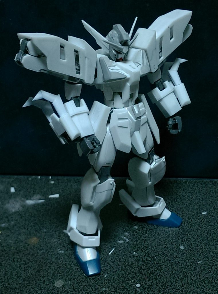 腰周りや足の前面ダクトの形態違いはプラ板でスクラッチ。
胸の瞳に見える部分はプラ板を足したり削りして取り外し可能かつラインが合うように形出ししました。