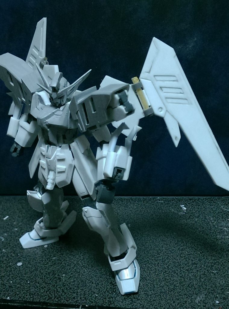 翼部分も相変わらずプラ板スクラッチ。
0.5mmプラ板で基礎を作り、両面にディテ入りプラ板を追加していく事でなんちゃってディテup加工をしています。
バックパック接続周りで横軸+縦軸の二重可動化しているので、それなりにポージングの自由度は有ります。