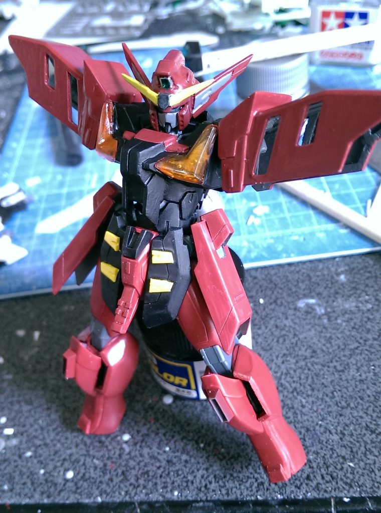 胸の瞳に見える部分はクリアパーツにしたいと思い、100均で買えるクリアオレンジレジンを使用して作成。
全工程初のプラ材以外のスクラッチ品です。
ただ、クリアオレンジを使用してもサイズ的な問題で綺麗なクリアオレンジが出なかったので、研いだ後に濃いめのクリアオレンジを塗りました…