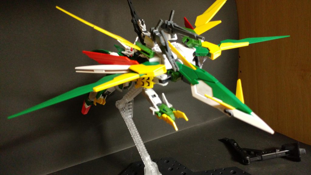 鳥形メカにはグリップが備わっており、MSを二機まで牽引できます
飛べない僚機と共に離脱なども可能