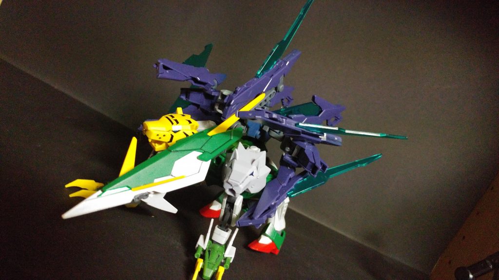 合体するとファンネルでの遠隔攻撃、装備したままでの近接戦闘を行う機体になります