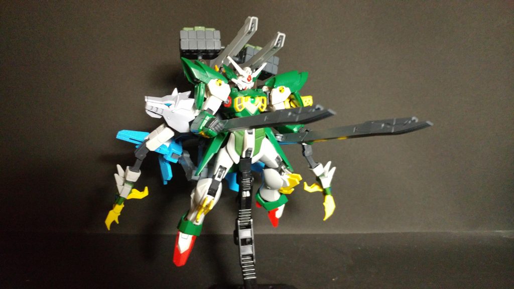 MS形態でもロングライフル、レールガンは健在な上、ミサイルをパージすればスカイユニットを用いた高速格闘機としても機能する。そもそもミサイルは四脚形態でうち尽くすので写真のようにはならない。