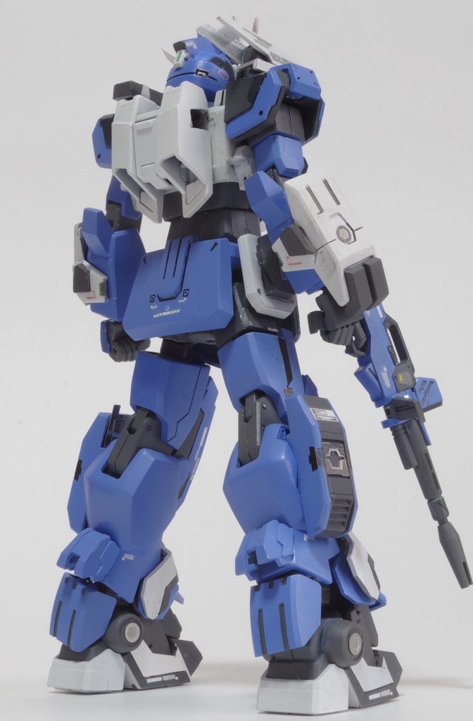 ポーズを付けずに接地状態でバックパックなしでの撮影[背面]