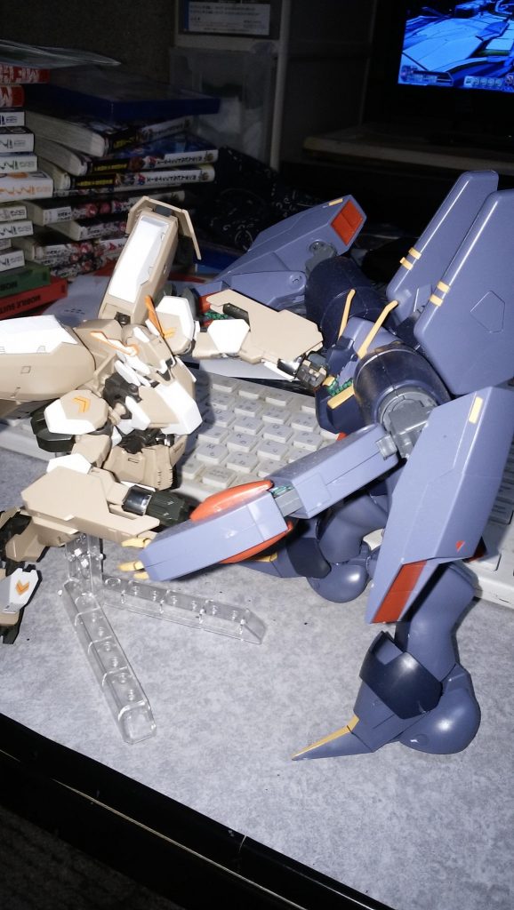 ナックルガードはガチ殴り武装！
昭弘好みですね(笑)

??「ちょっと待て！俺が何したってんだ!?」