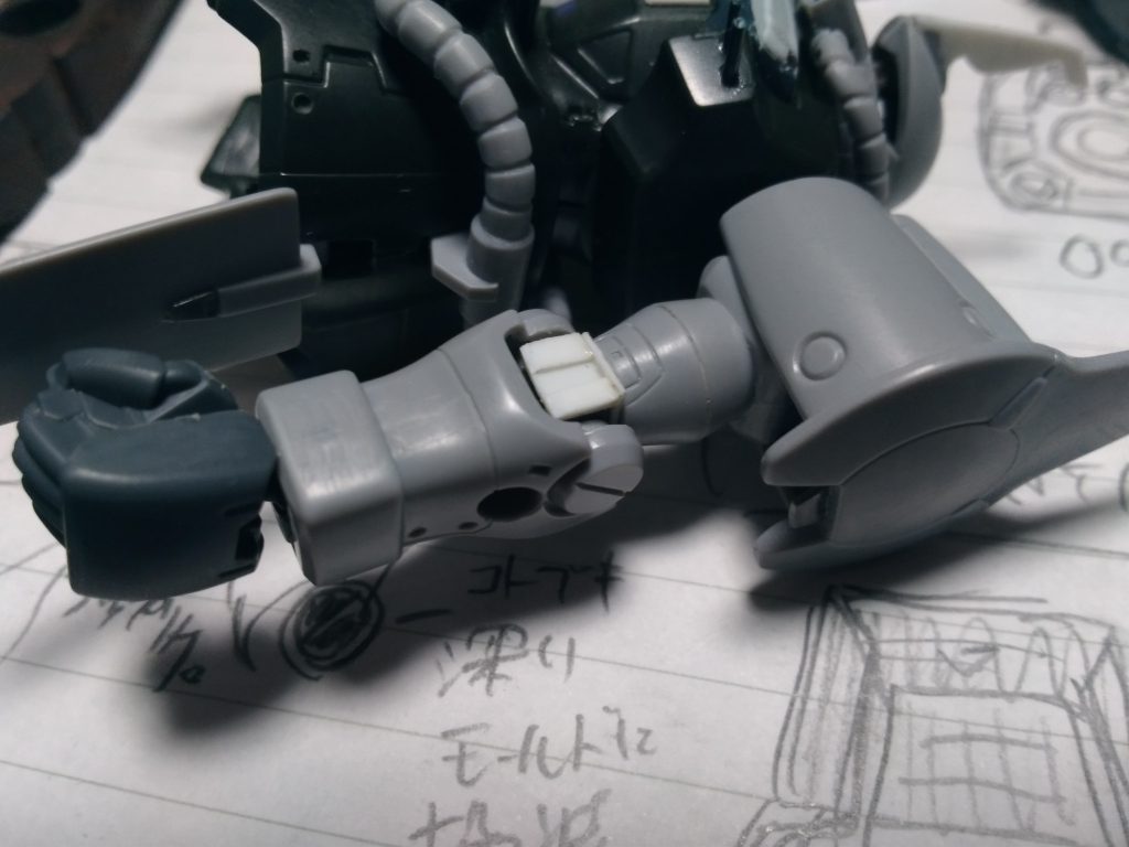 細かいところですが肘関節はポリキャップカバーをプラ板で新造。
これが隠れるだけでグッとHGUCっぽく見えます。