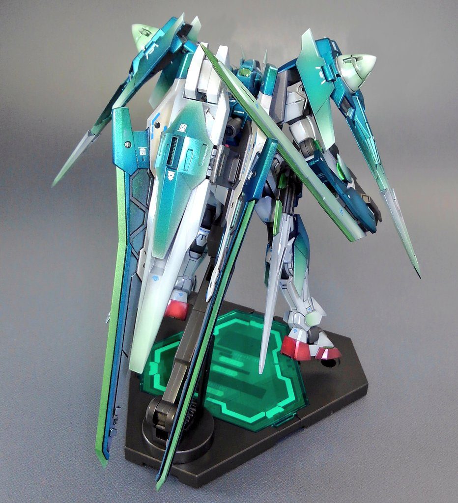 GNバスターソードⅢは、背中にマウント。