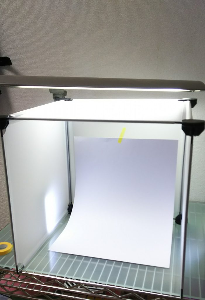 今回は以前話題になっていた100均のグッズを用いた撮影ボックスを使用して撮影しました。
はじめまして、忍まつと申します。
ガンスタさんが再開してから初投稿として以前投稿していたアヘッドスマルトロンの再投稿になりました。
撮影ボックスの用意ができたのでこのタイミングで投稿させていただきました。
今後も不定期的にガンプラ投稿させていただきます。
最後に今更ですが、ガンスタさん復活おめでとうございます!