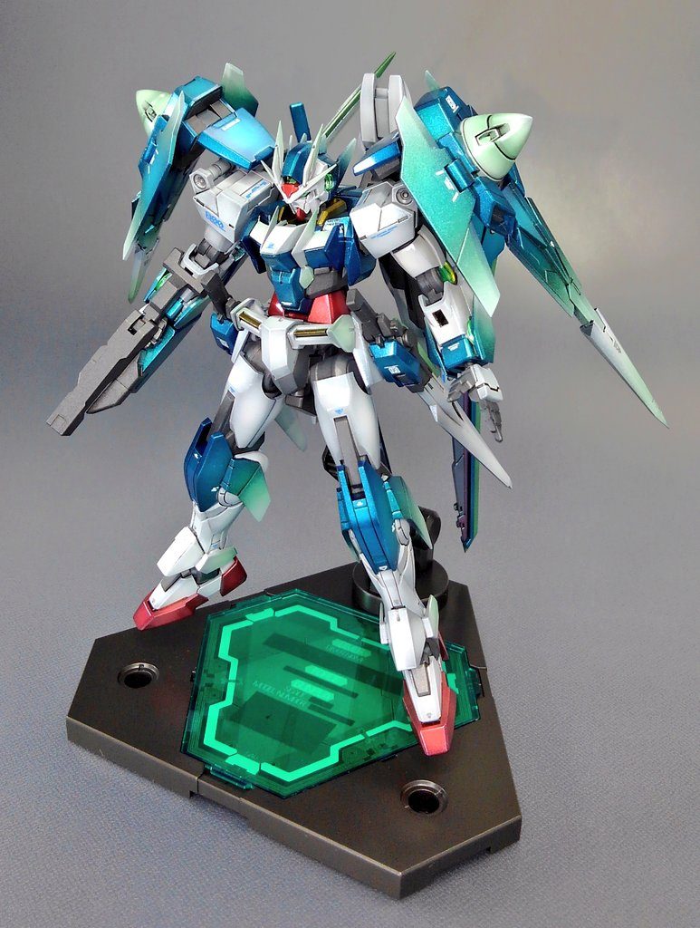 背負い物が重たく、S字の姿勢をキープするのが厳しかったので、胴と腰の可動部にプラ板でスペーサーを挟み込んで、姿勢を維持しています。