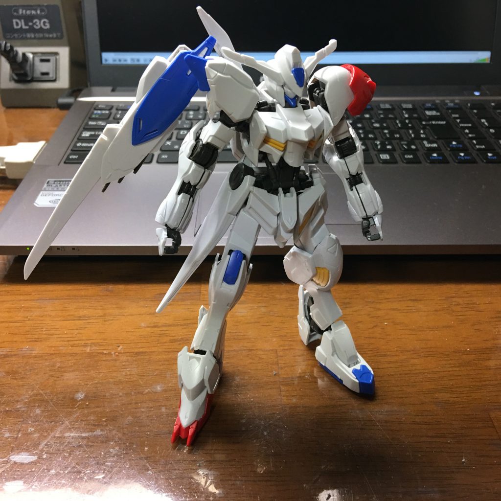 (   。・v・。)ノ ミキシング最初期のデザイン
「鉄血系のガンダムのミキシング」で「左右非対称」のスタイリングを考え、バエルとルプスで構成。
当初からバエルの翼を右にまとめるというアイディアも。