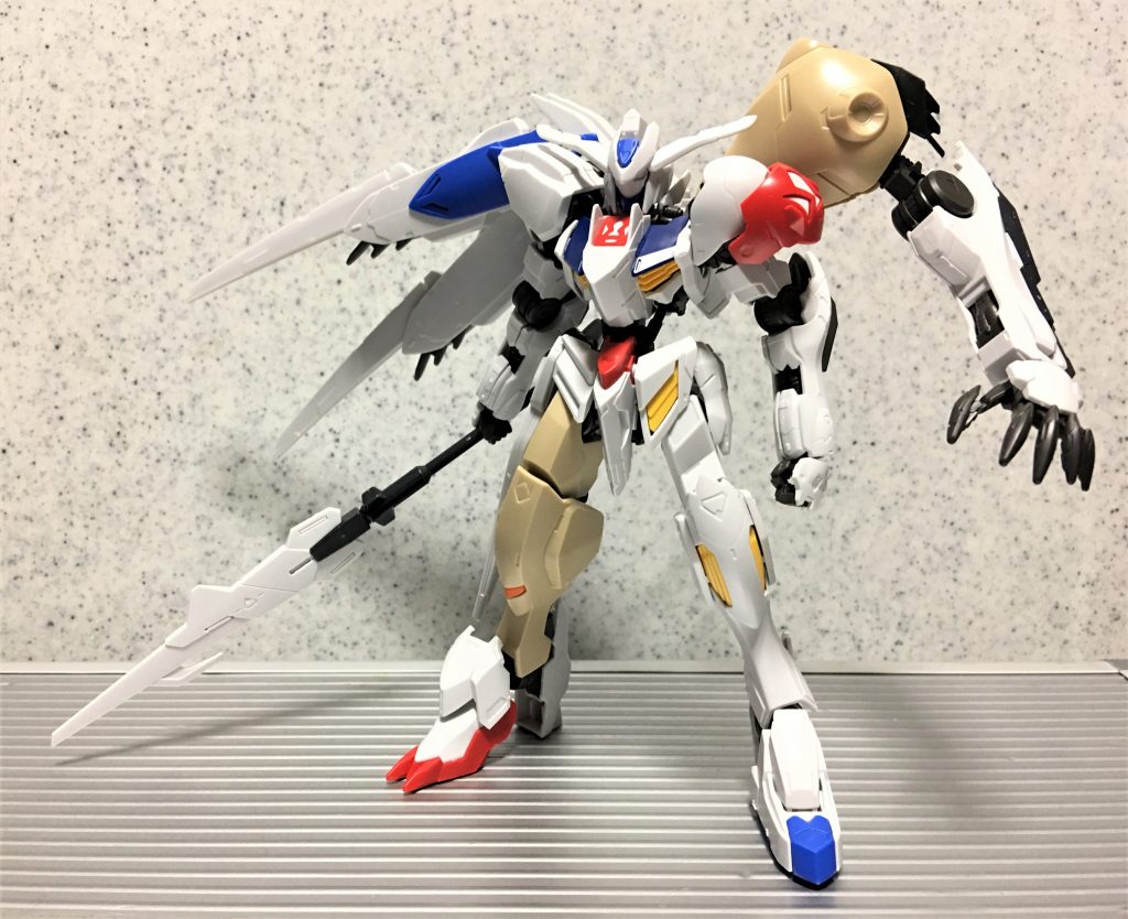 ( 。 ̄ω ̄。) しかし、
・スタイリング全体の広がりない
・バエルの翼だけでは迫力の欠ける
・片方だけに翼はありきたり
・配色を考えると曲面が欲しい
などからグシオンリベイクを追加
「鋭利な翼」と「いびつな局面の立体」「そこから生える悪魔の手と腕」の対比が生まれました。