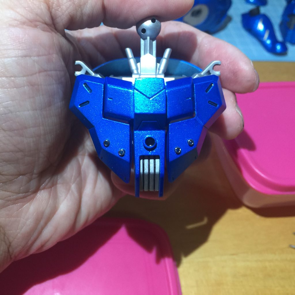 腰部に筆塗りで追加塗装。