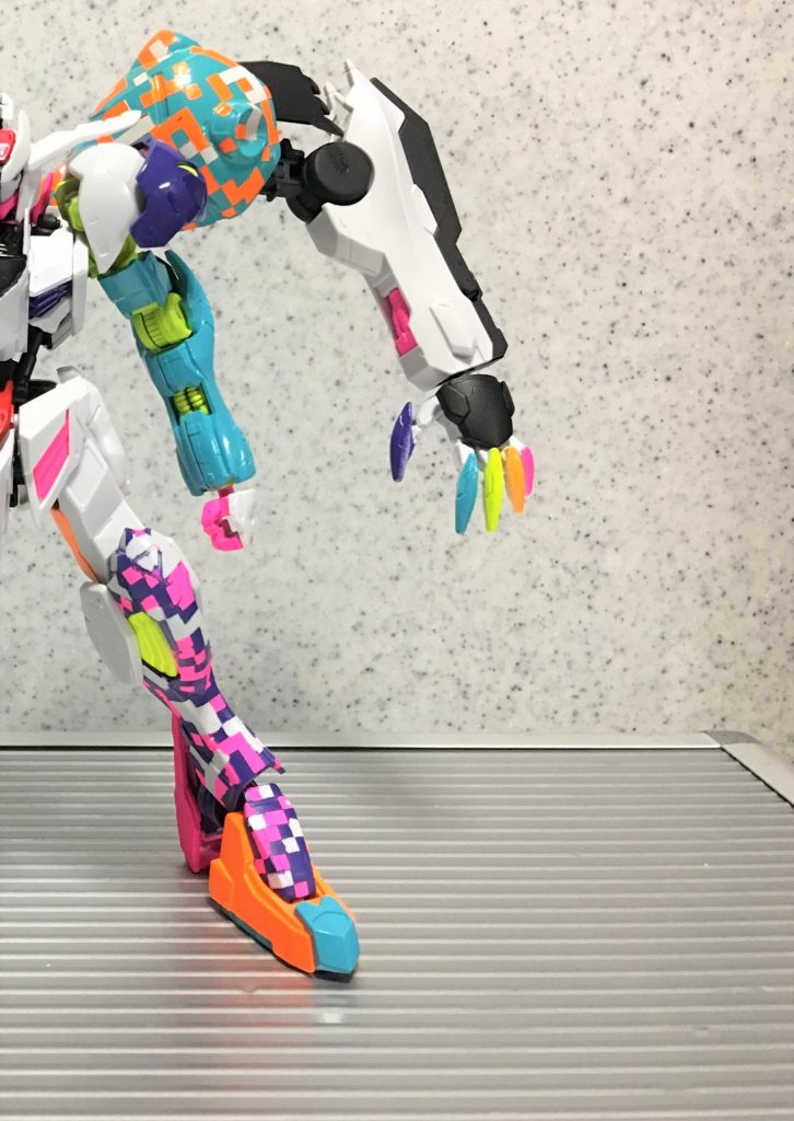 (   。・v・。)ノ 本作品でも左右半身で対極の要素がいくつもぶつかり合っています。
右半身 ⇔ 左半身
・黒と赤の限定的配色 ⇔  白、ビビットな多色構成
・闇の騎士      ⇔ 原宿ファッション
・シンプル、男性的  ⇔ 小悪魔、ガーリー
・鋭利な先端        ⇔ 曲面と複数のディティール
・規則性の無さ       ⇔  崩れたバランス
「境目の曖昧さ」     ⇔ 「境目の明確さ形状」