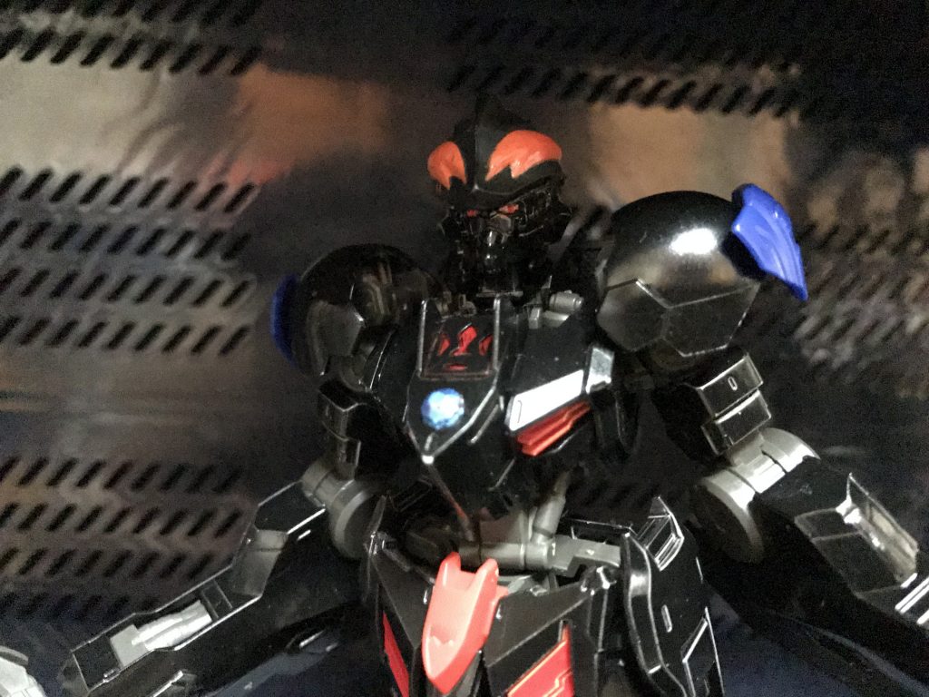 完成! (^_^;)
目のように見える部分はアンテナで、
顎の下にガンダムのツインアイが
あります。