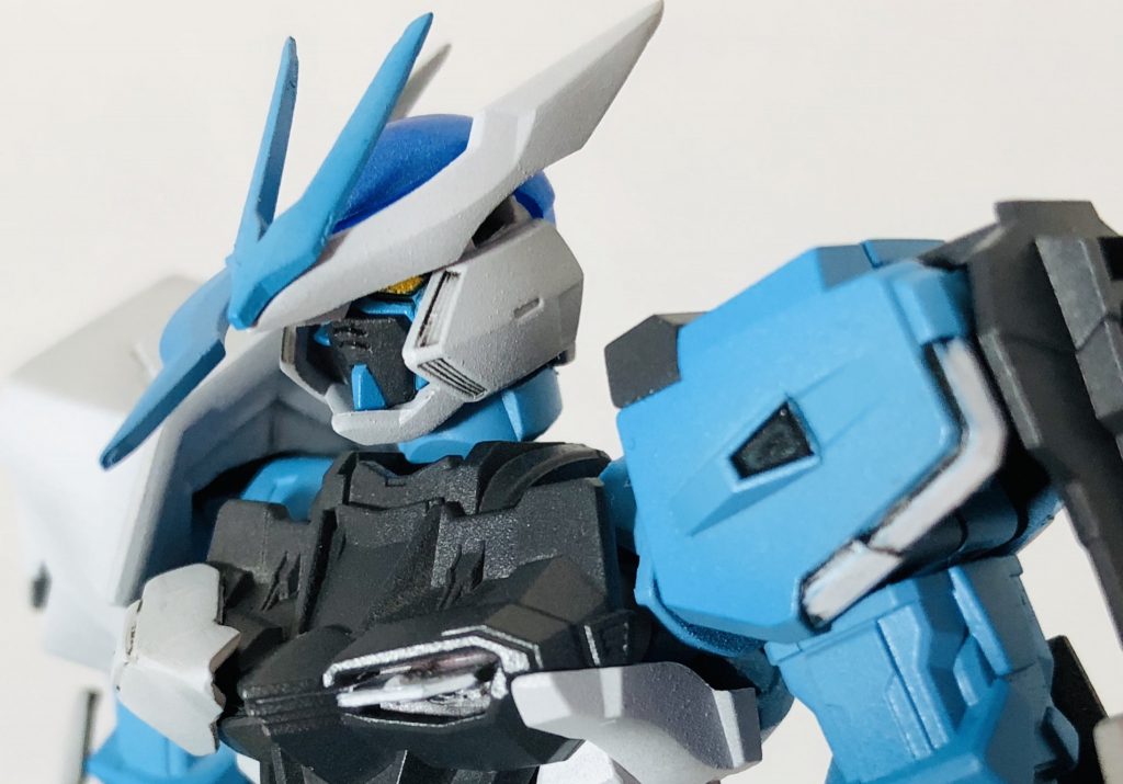 顔部分。アンテナ部分をシャープ化。単純にブルーフレームを彷彿とさせるのは嫌だったので、フェイスの色合いはかなり考えました。