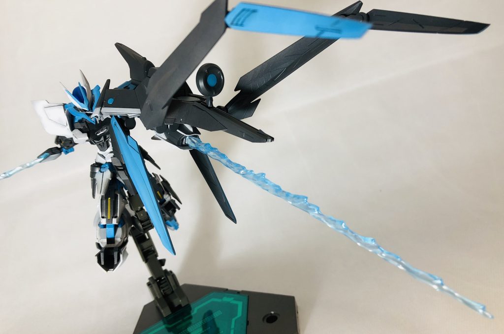 一番こだわりを傾けたネイルモード。完全再現ではないものの迫力は折り紙つき。また左手の武器がプロヴィデンスガンダムの複合兵装シールドに似てるので、それに合わせてビームサーベルも大きなものに差し替えました。