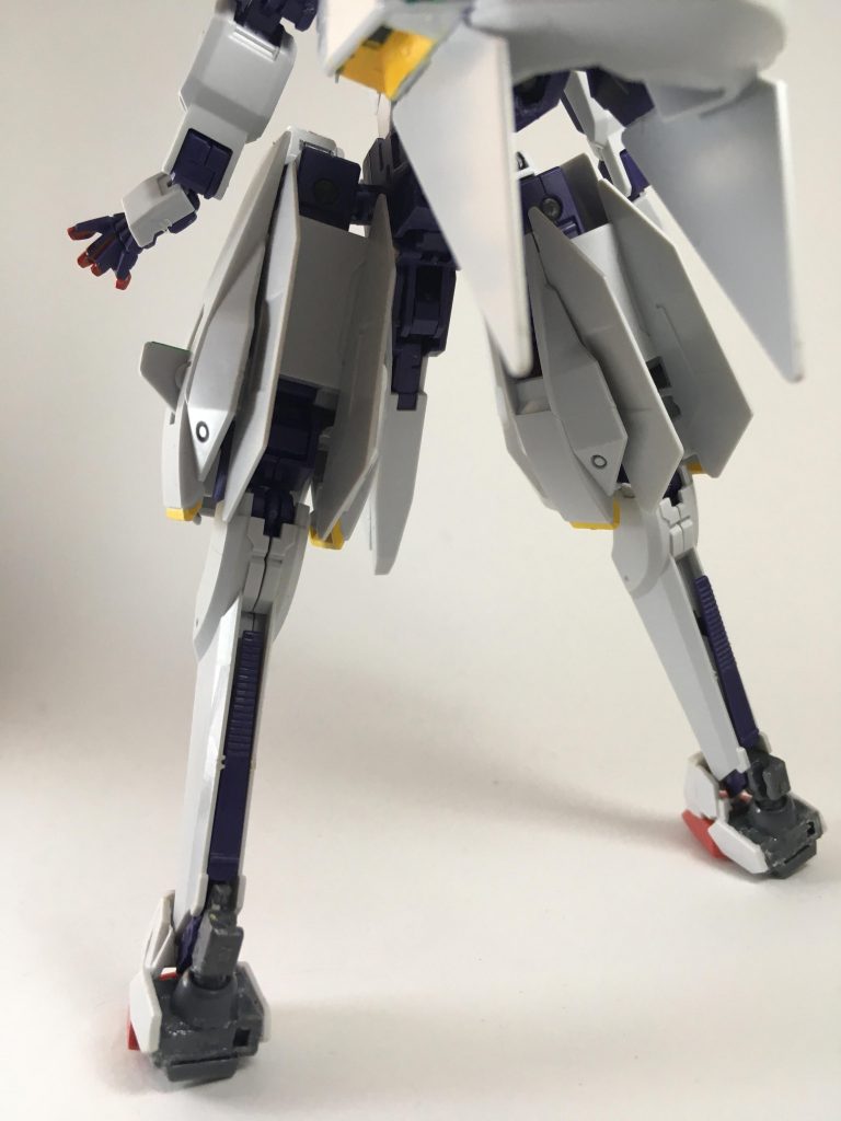 足の隙間にはめ込むように接続