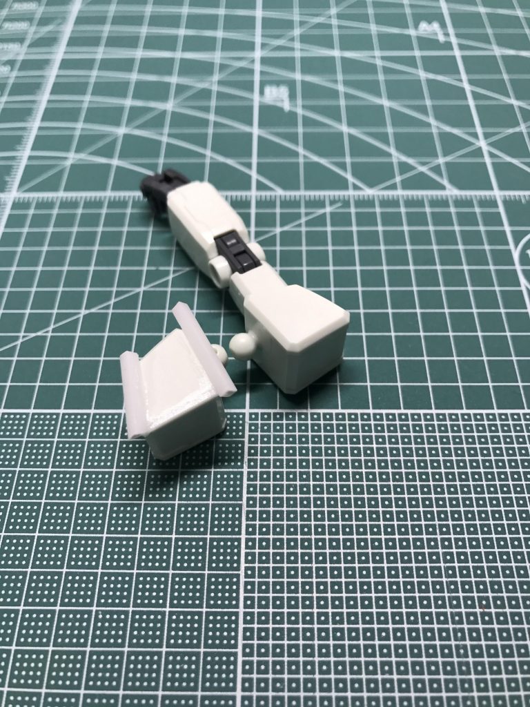 今回はプラ棒貼っつけて削りましたが、パテ盛って削ったほうが多分楽だと思いました。