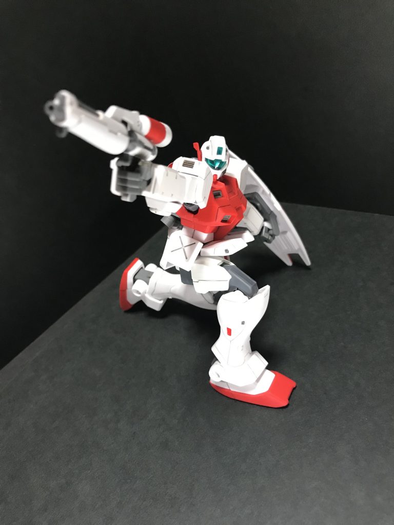 アクションショット①
なんちゃって膝立ちも出来ます。肩アーマーの接続を変えたことで少しですが腕が上を向くようになりました。