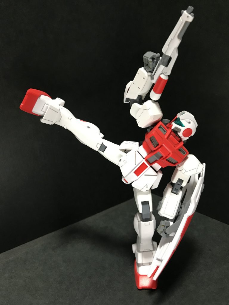 アクションショット③
立ち強キックも出来ます。腰アーマーが干渉する為これ以上いかず・・・