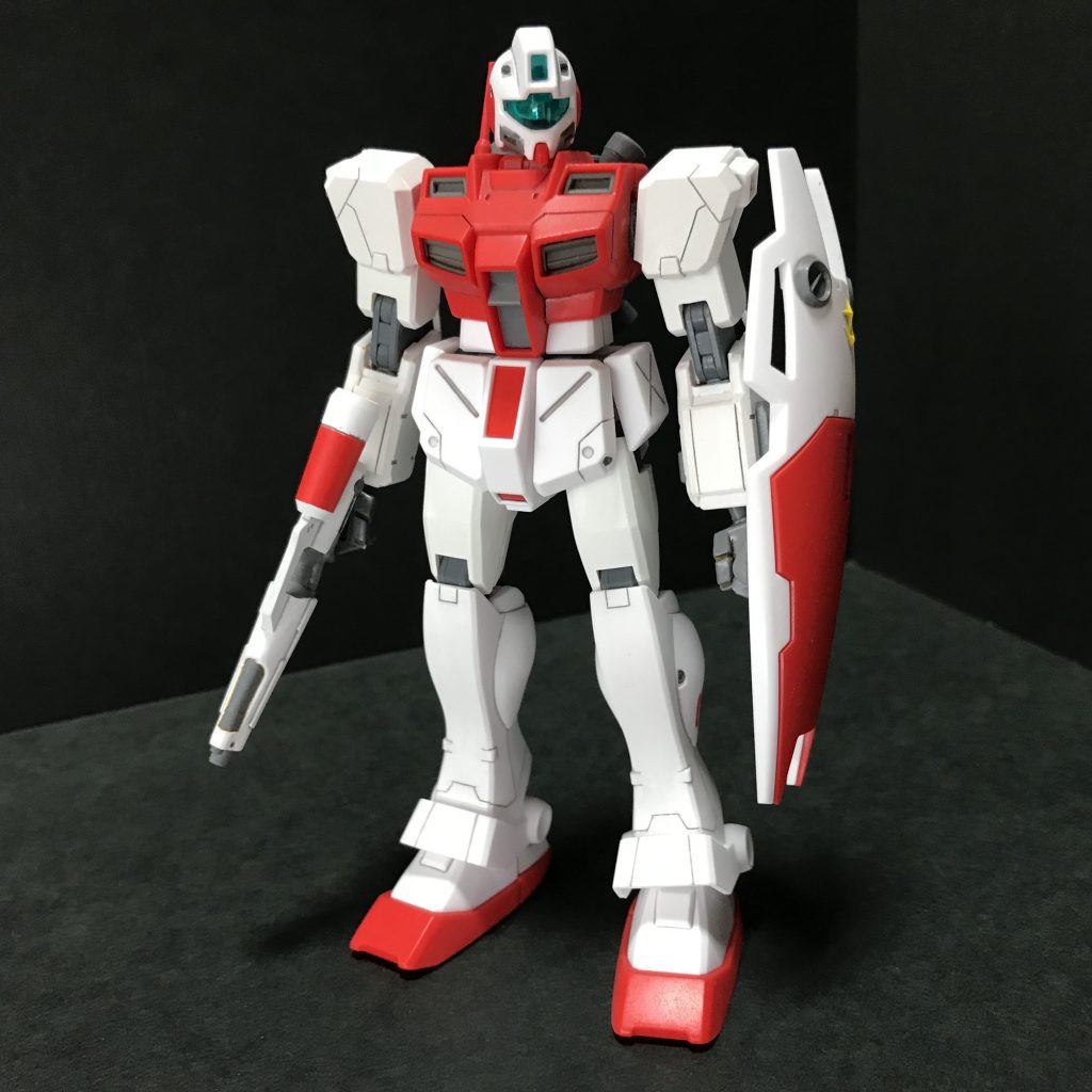 カトキ立ちで正面から
GM/GMから移植した箇所は脚の付け根から膝関節までと腕の上腕から肘関節までです。
元キットより手足が長くなってスタイリッシュですね。
肩アーマーと体の接続もGM/GM準拠にするべく体にポリキャップ埋めたりしてます。