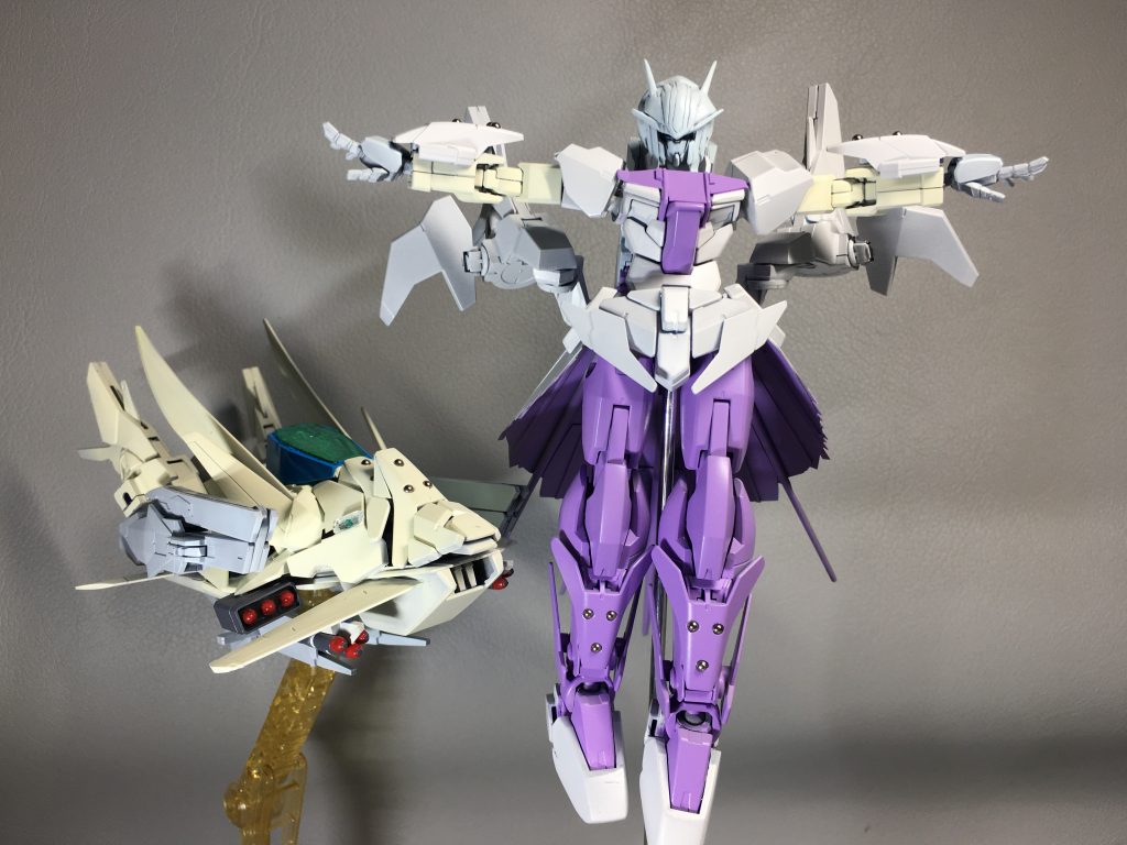 タイタニックポーズで(*‘∀‘)　SARAはスカート部の高濃度圧縮粒子展開装置により、あらゆる状況下でも最高レベルでの運動性能を発揮し、モルに搭載した大型のロングボウ・バイオセンサーによってGBN内において攻撃意思を持つ全てのダイバーの位置や速度等を把握出来る　