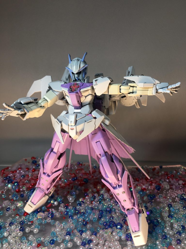 胸のペンダント風サイコフレームは７つ作って5番目のものを採用しましたｗ　今作で一番時間がかかった頭部はプラ板貼り付け後パテを盛って成形、ペーパーで地味にやっつけました(*‘∀‘)