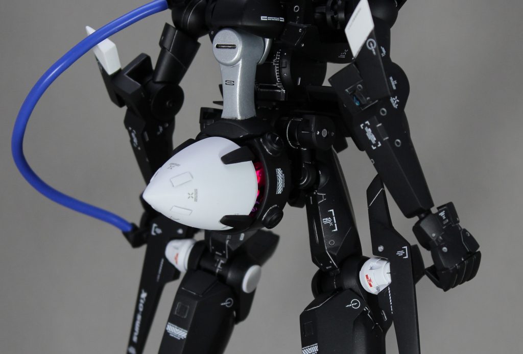 太陽炉は劇中同様、腰部に移動させることも可能