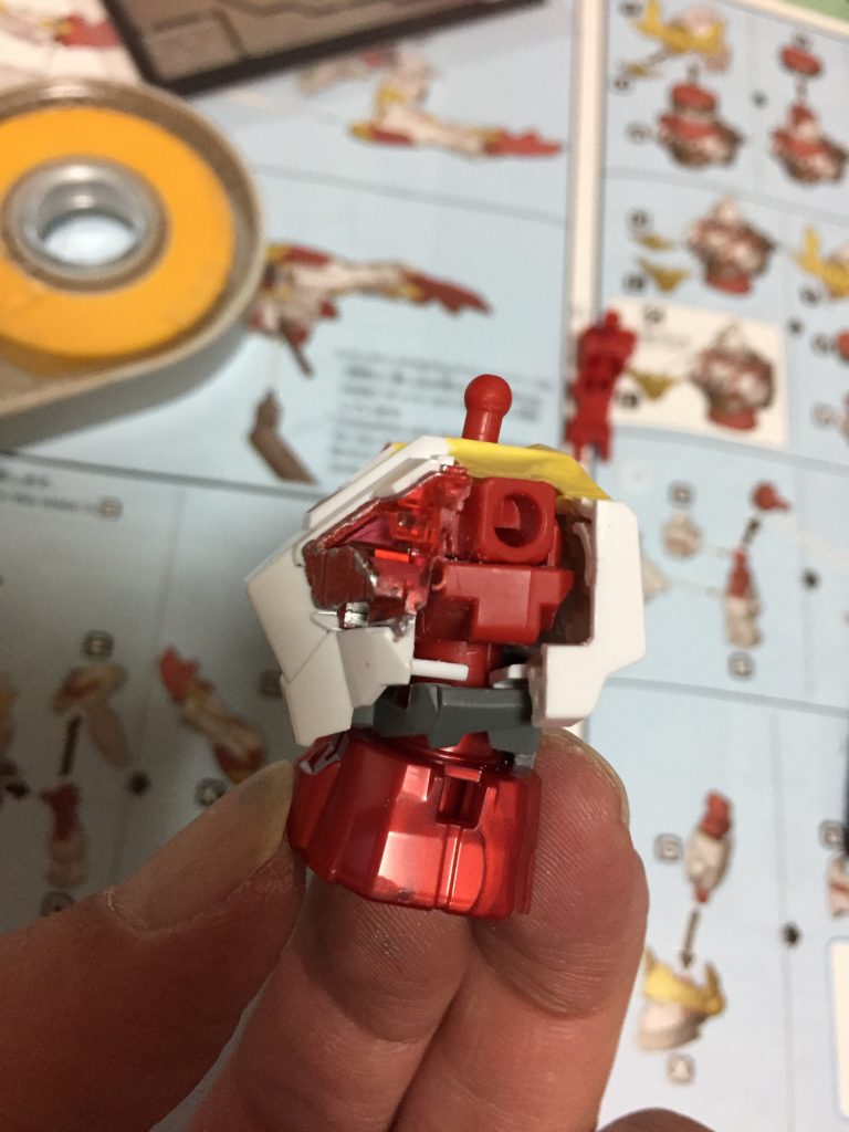 胴の中身の状態です。
HGユニコーンの胴体にCSフレームを埋め込んでいます。
HGユニコーン側の胴体は削れる限り削り込み、
CSフレームの胸と背中部分も切り落とし&削りこめる限り細身にして埋め込み。
ただし、画像の状態でもHGユニコーン本来の胴の厚みを上回ってしまうため、
プラ材を使用して隙間を埋めました。