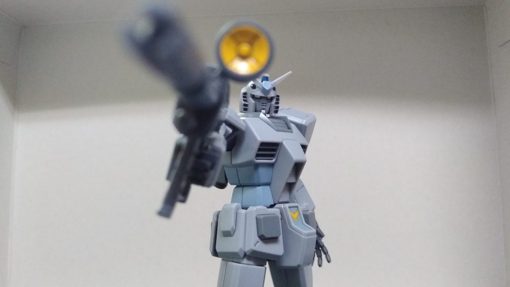 ビームライフル構え
スコープ部はグレーだったのでガンダムマーカーイエローで塗装。