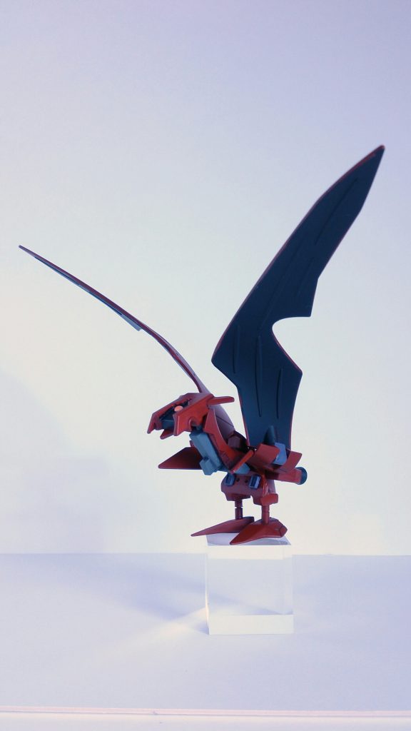 ♪大空羽ばたく紅の翼
その名はジェット・ス○ランダ~
ではなくて。(笑)
ウィングブースターユニットです。
本当は、もっと戦闘機っぽいデザインなのですが。鳥形にアレンジしてみました。ぶっちゃけ、コレ作ったの作業のかなり終盤で。締め切りまでカツカツで、思いつきで寄せ集めて作ったので。かなり荒いです。(苦笑)
足パーツを外して、ジオング本体の背中にドッキングすることにより