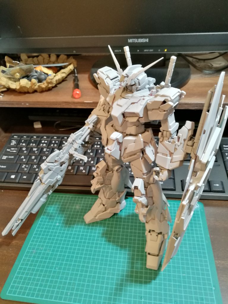 サフを吹いたころ。このときはまだシールドはこっちの向きにしようと思っていました。