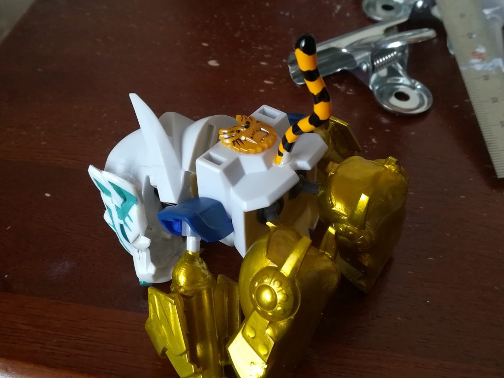 背面は寂しいので虎の面を付けました。
黒はガイアカラーで筆塗りしてます。
しっぽはΦ1mm穴にさして瞬着で固定しました。