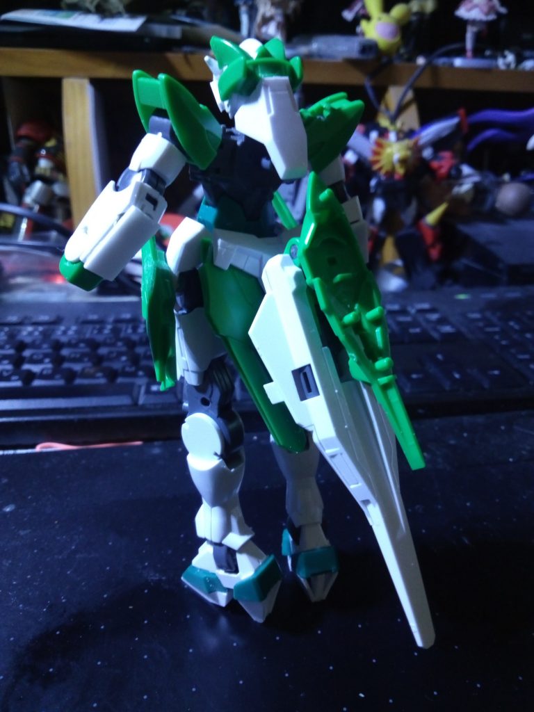 ハイヒール化と腰にシールドをマウントした状態。頭の後ろもちょっと感じ変えたくて
白いパーツくっつけてますね。
耳はまだ巨大化させてないです。