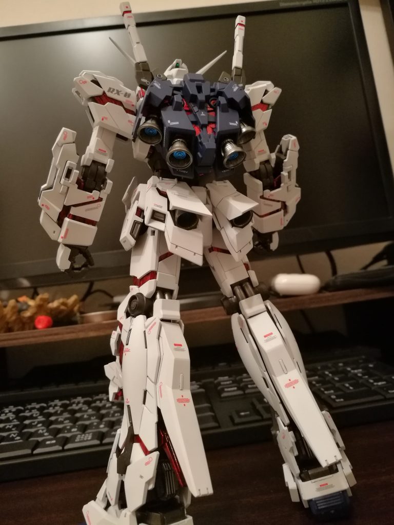 ほとんど見えませんが下からのぞくとふくらはぎ辺りに仕込んだ放熱フィンとか、バーニアの中の塗装が見えたりします。そのためこの角度が好きだったりします。