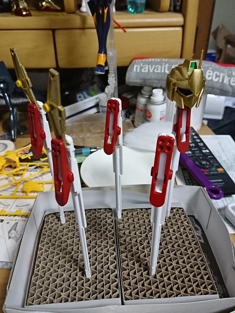 これをガンダムマーカーゴールドで塗りました。(直塗り)