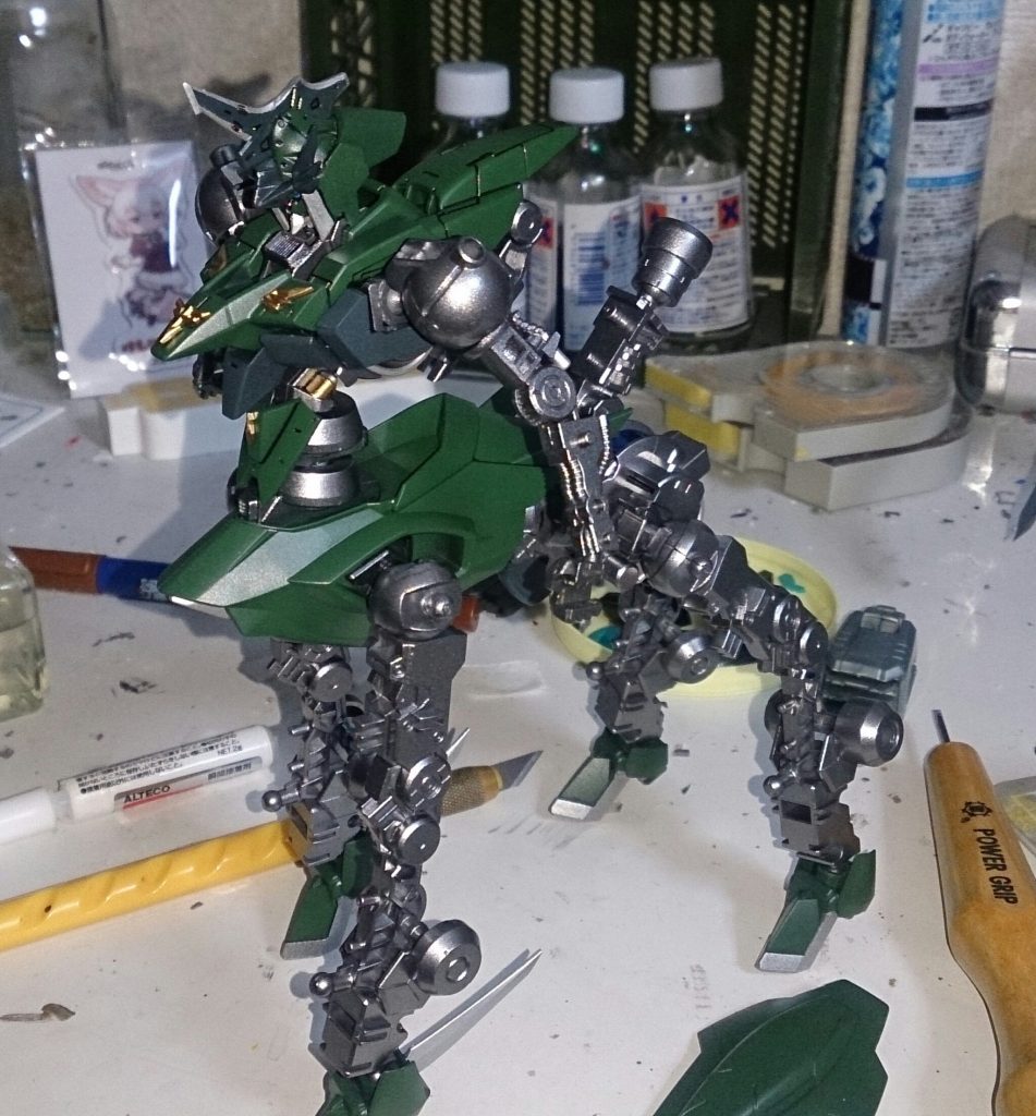 フレーム構成
足の接続に悩みましたが、グレイズの腰アーマーに付けるジョイントを使用。これもアインを買いすぎた恩恵ですかねf(^_^;後脚も又幅がひろくなりました。前脚は膝裏を、後脚は膝前を削ってます。裏にはMSGのシリンダー等を付けてます。