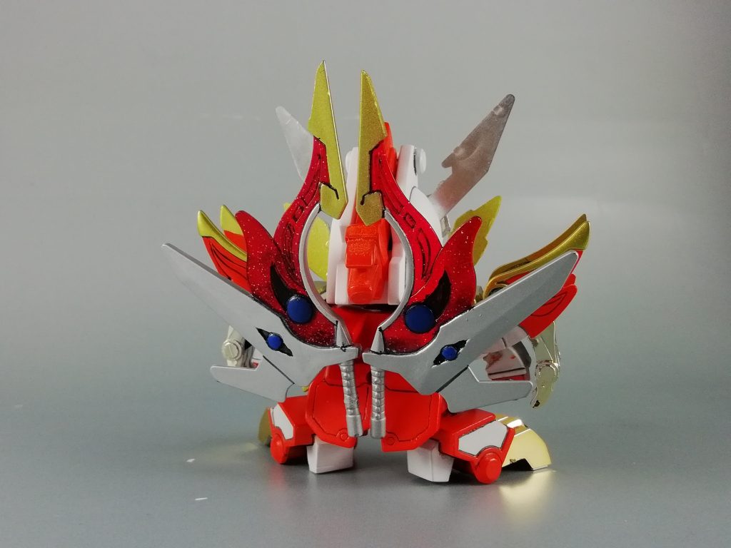 背面、剣はネオジム磁石にて背面にセットされてます