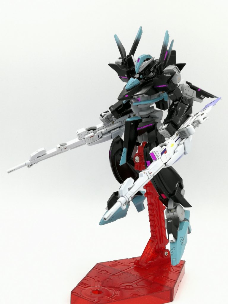 スローネツヴァイの後継機という設定です。アルケーガンダムの姉妹機と言ったところでしょうか。よりスマートにし、近距離向けのツヴァイの特徴を生かしつつ、遠距離装備を発展させています。